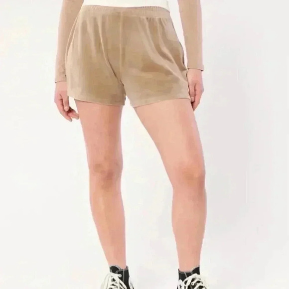 HOLLISTER ULTRA HIGH-RISE VELOUR DAD SHORT - Picture 1 of 5